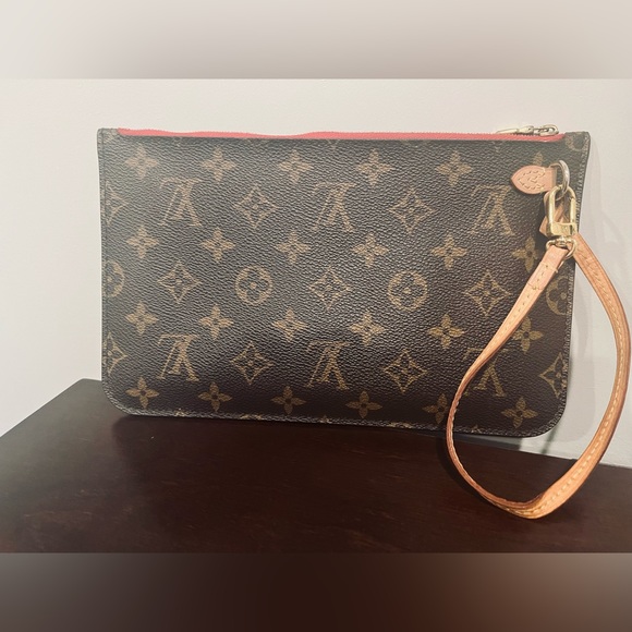⭐️ Authentic Louis Vuitton Neverfull MM Pouch ⭐️ - Picture 2 of 7